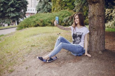 yolda üç güzel kız