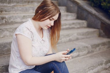 yolda üç güzel kız