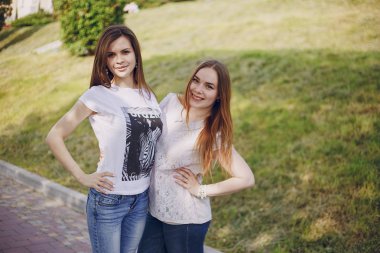 yolda üç güzel kız