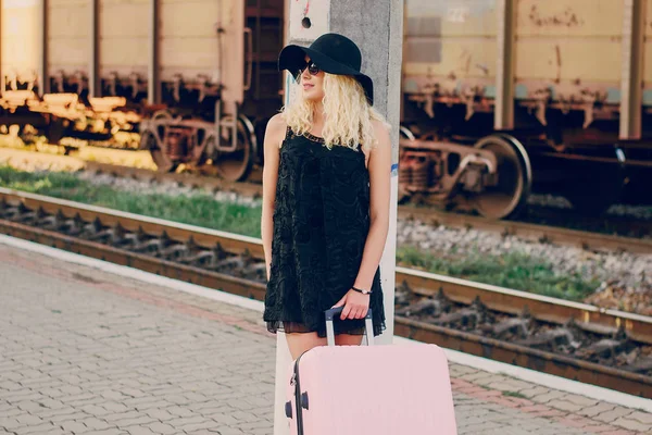 Menina bonita na estação de raiway — Fotografia de Stock