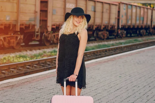Krásná dívka v železničních nádraží — Stock fotografie