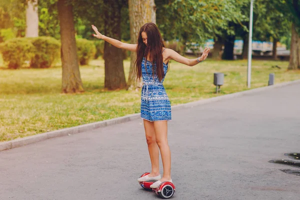 Young girl walking park — Stock Photo, Image