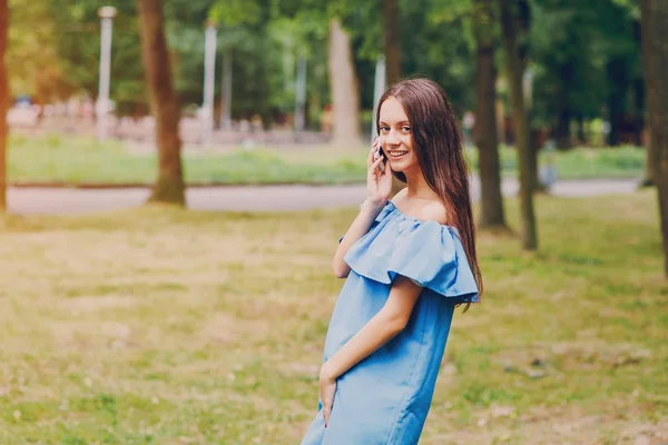 Young girl walking park — Stock Photo, Image