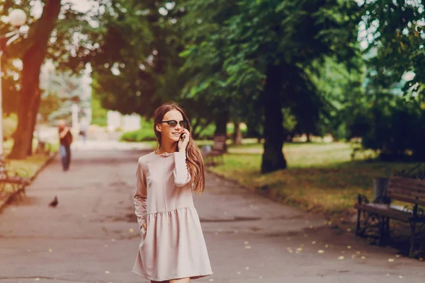 Jeune fille marche parc — Photo