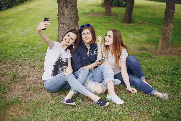 Tres hermosas chicas a pie — Foto de Stock