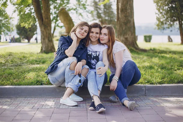 Tři krásné dívky na procházce — Stock fotografie