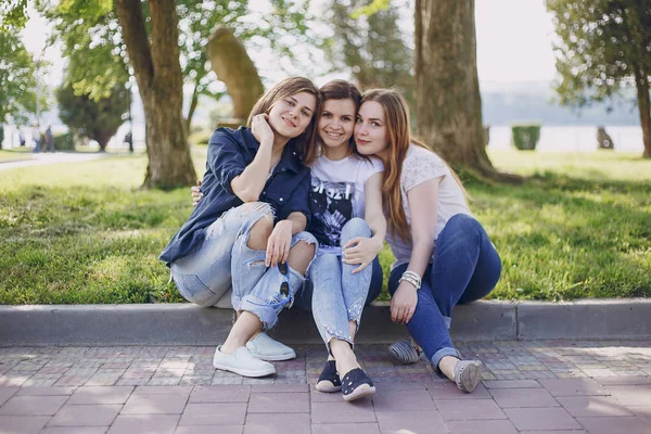 Trois belles filles sur la marche — Photo