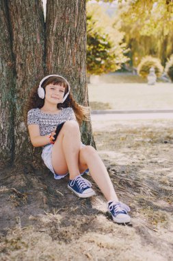 Yürüyüşe çıkmış bir kız