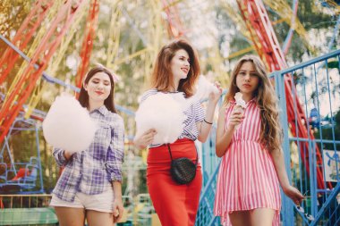 Üç kız bir yürüyüş