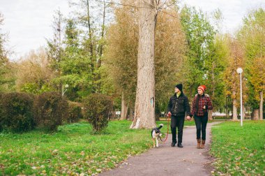 bir köpek parkı yürüme Çift