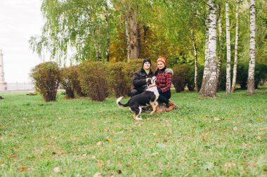 bir köpek parkı yürüme Çift