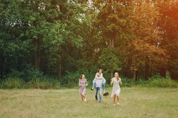 Familia feliz HD —  Fotos de Stock