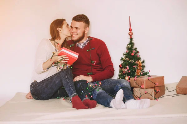 Couple aimant décoration arbre de Noël — Photo