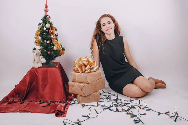 Mãe e filha decoração árvore de Natal — Fotografia de Stock