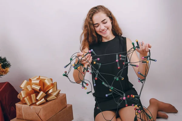 Mãe e filha decoração árvore de Natal — Fotografia de Stock