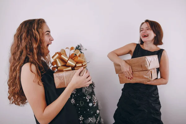 Mamá e hija decorando el árbol de Navidad —  Fotos de Stock