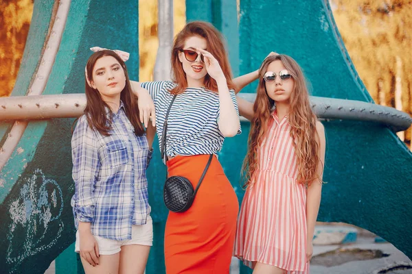 Tres chicas en un paseo —  Fotos de Stock