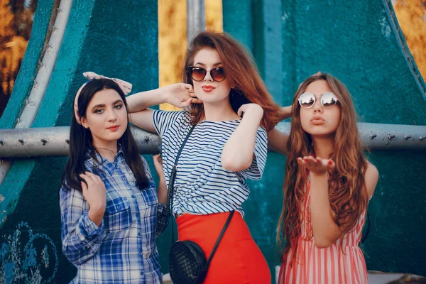 Drie meisjes op een wandeling — Stockfoto