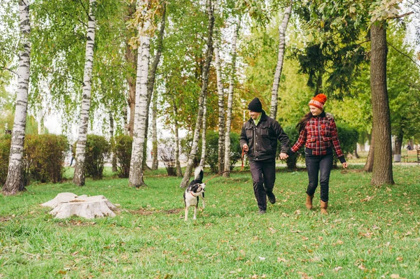 Casal caminhando um parque de cães — Fotografia de Stock