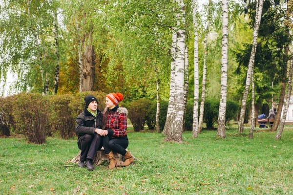 Couple walking a dog park — Stock Photo, Image