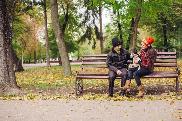 Para spacerująca pewien pies park — Zdjęcie stockowe