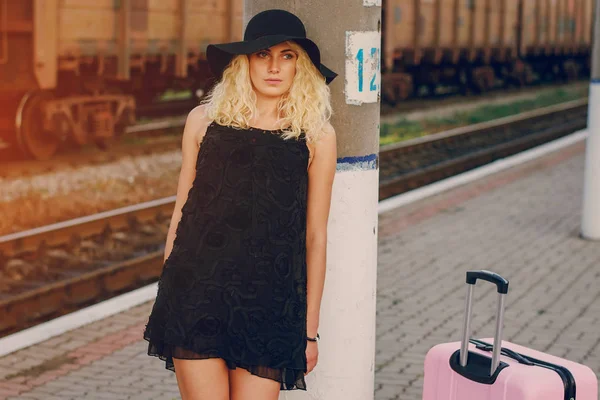 Красива дівчина на залізничному вокзалі — стокове фото