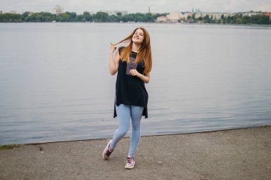 Bir yürüyüşte şık kız