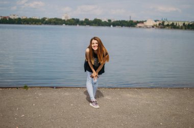 Bir yürüyüşte şık kız