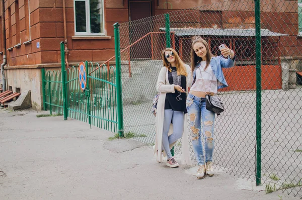 Chica con estilo en un paseo — Foto de Stock