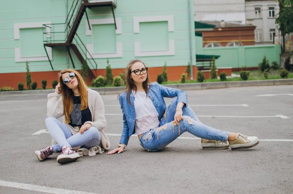 สาวทันสมัยในการเดินเล่น — ภาพถ่ายสต็อก