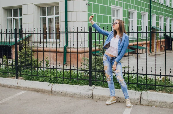 Stijlvolle meisje op een wandeling — Stockfoto