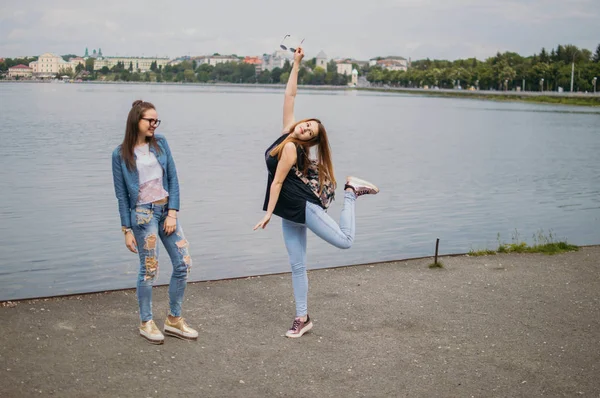 Chica con estilo en un paseo — Foto de Stock