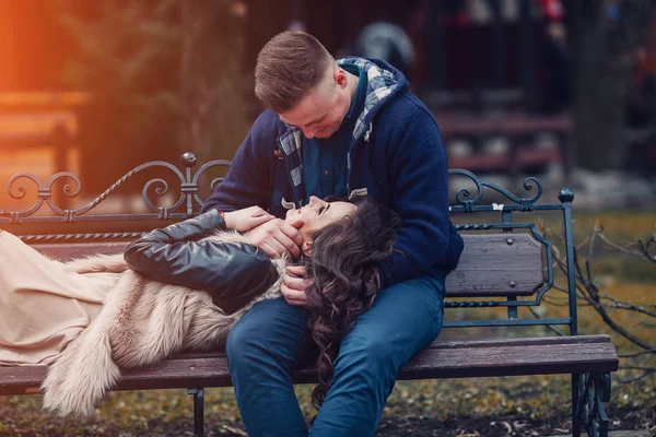 Casal apaixonado na primavera — Fotografia de Stock