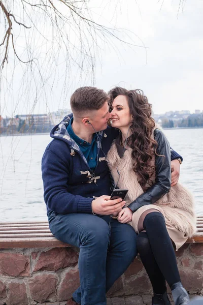 Casal apaixonado na primavera — Fotografia de Stock