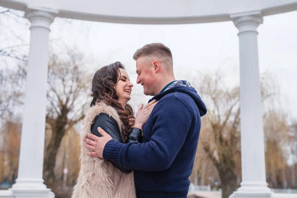 Casal apaixonado na primavera — Fotografia de Stock