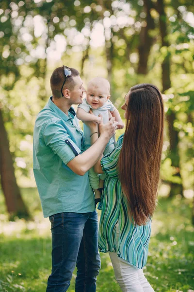 Familia en un paseo — Foto de Stock