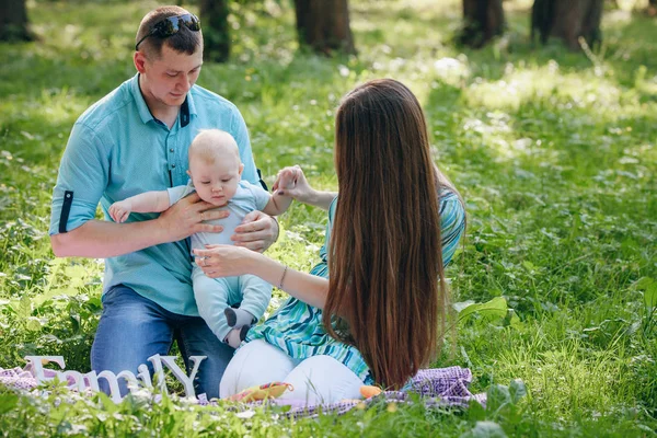 Familie op een wandeling — Stockfoto