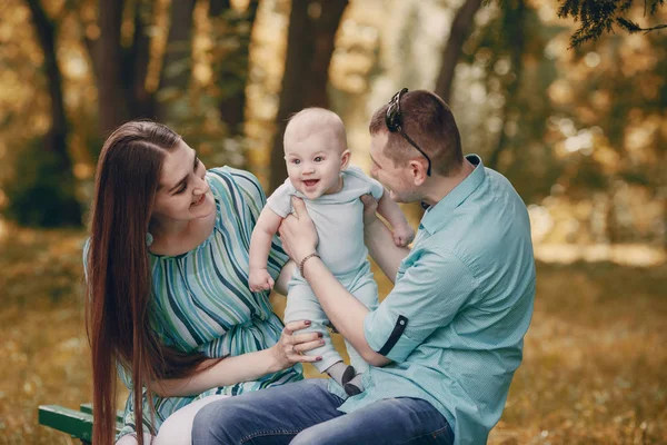 Familia en un paseo — Foto de Stock