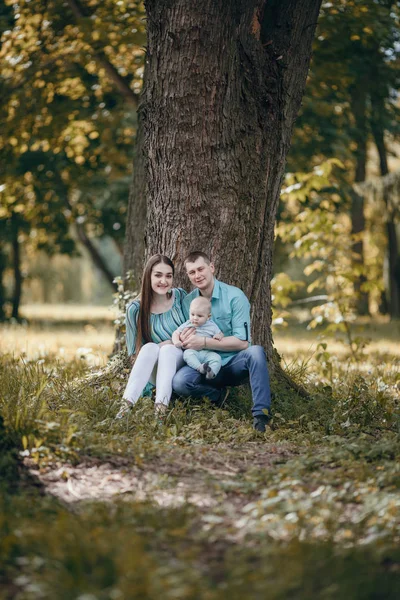 Familie op een wandeling — Stockfoto