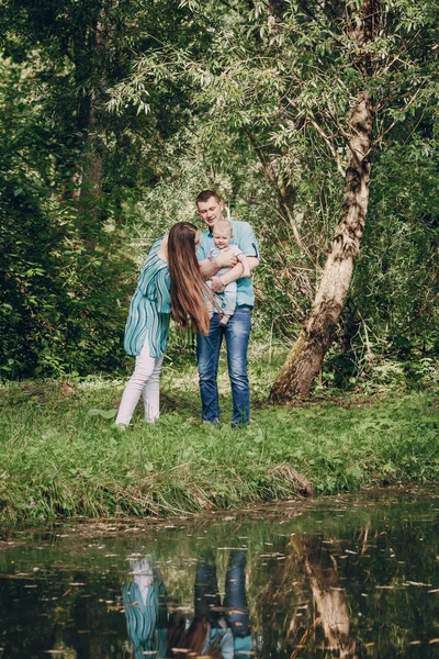 Familjen på en promenad — Stockfoto