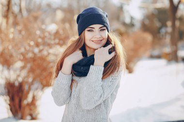 Kız bir kış şehirde yürüyüş