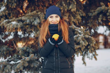 Kız bir kış şehirde yürüyüş