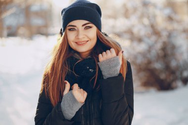 Kız bir kış şehirde yürüyüş