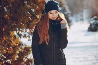 Kız bir kış şehirde yürüyüş