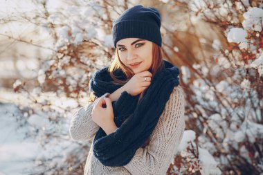 Kız bir kış şehirde yürüyüş