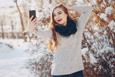 Kız bir kış şehirde yürüyüş