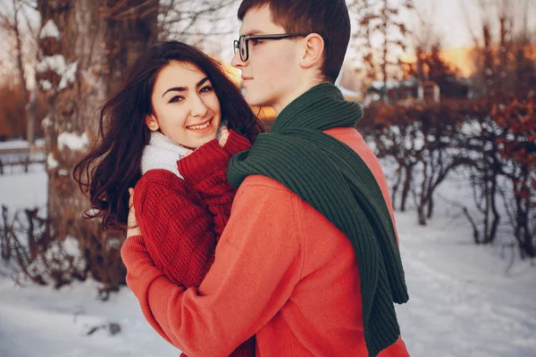 Pareja amor nieve y frío —  Fotos de Stock