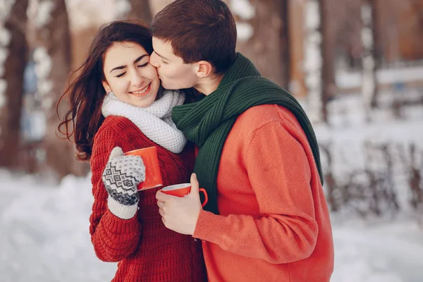 Casal amor neve e frio — Fotografia de Stock