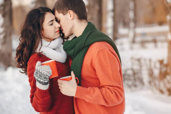 Casal amor neve e frio — Fotografia de Stock