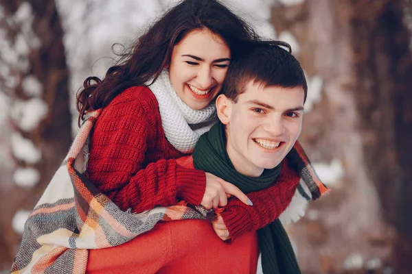 Pareja amor nieve y frío — Foto de Stock